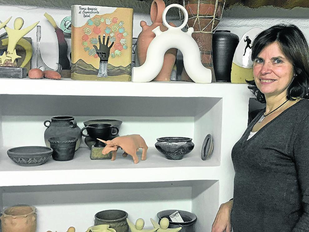 La presidenta de Cerámicas El Cierzo, Pilar Sagaste, en su sede en Ejea de los Caballeros.
