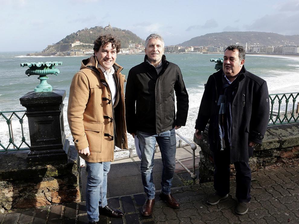 Grande-Marlaska con el candidato del PSE-EE a la alcaldía de San Sebastián y el secretario general de los socialistas guipuzcoanos.