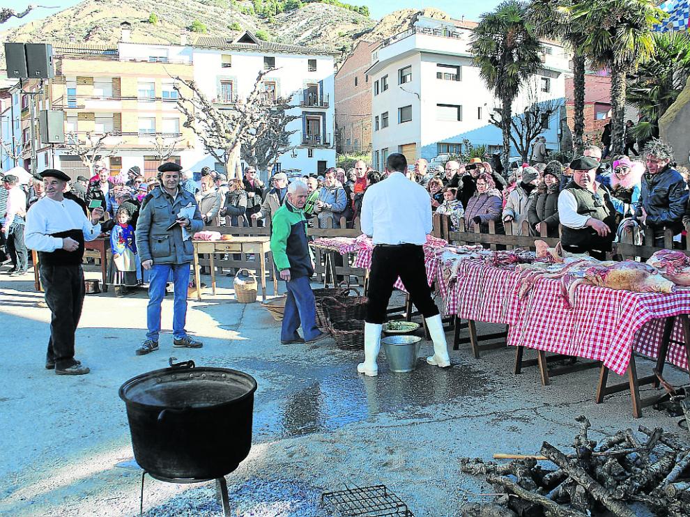 Visitantes y vecinos observaron el despiece del animal a la manera tradicional en Albelda.