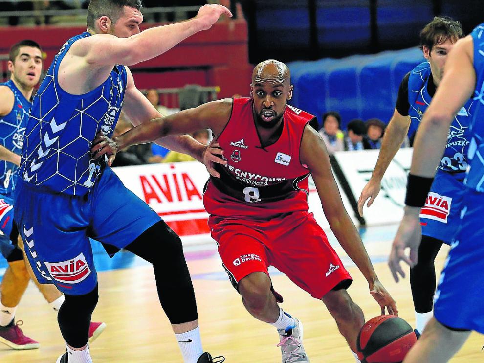 Berhanemeskel es defendido por Burjanadze, en el partido del pasado sábado.