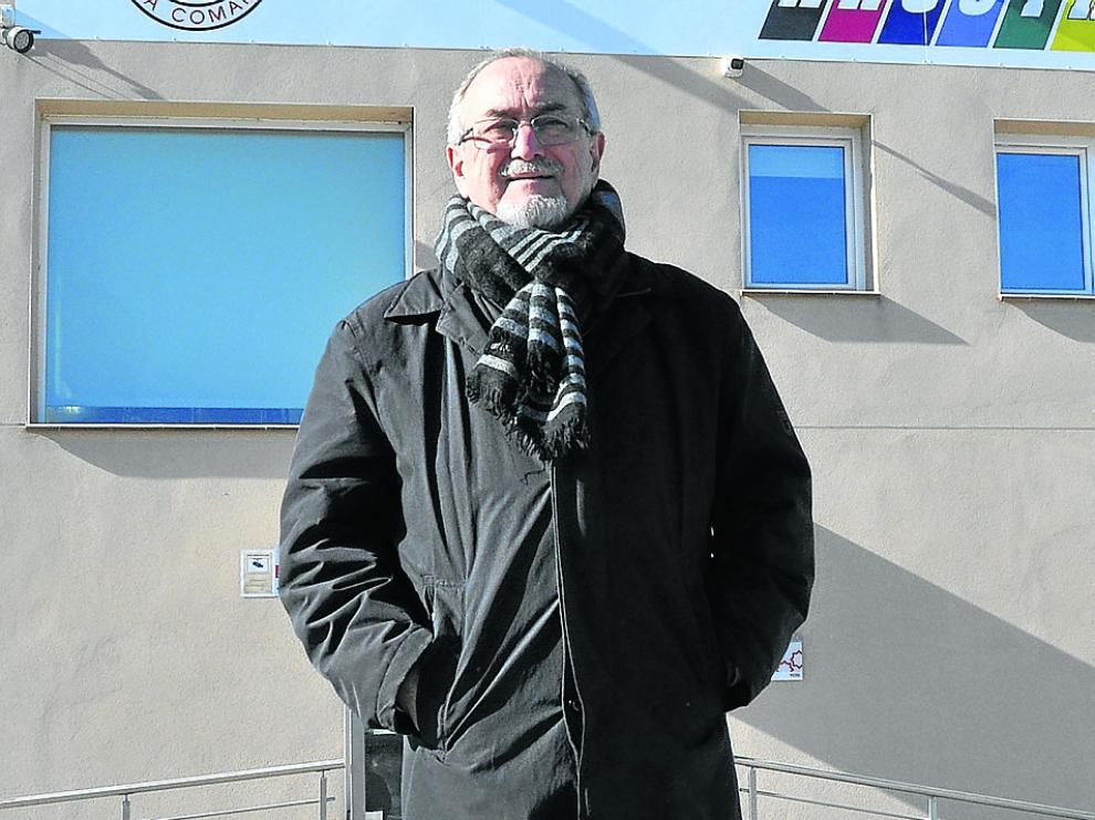 Enrique Bayona, junto a la fábrica de piensos GUCO de Arcoíris en Valderrobres.