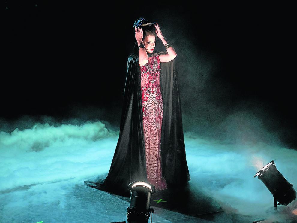 La cantante zaragozana Marta Heras, el sábado, en la apertura del espectáculo 'Music Has No Limits'.