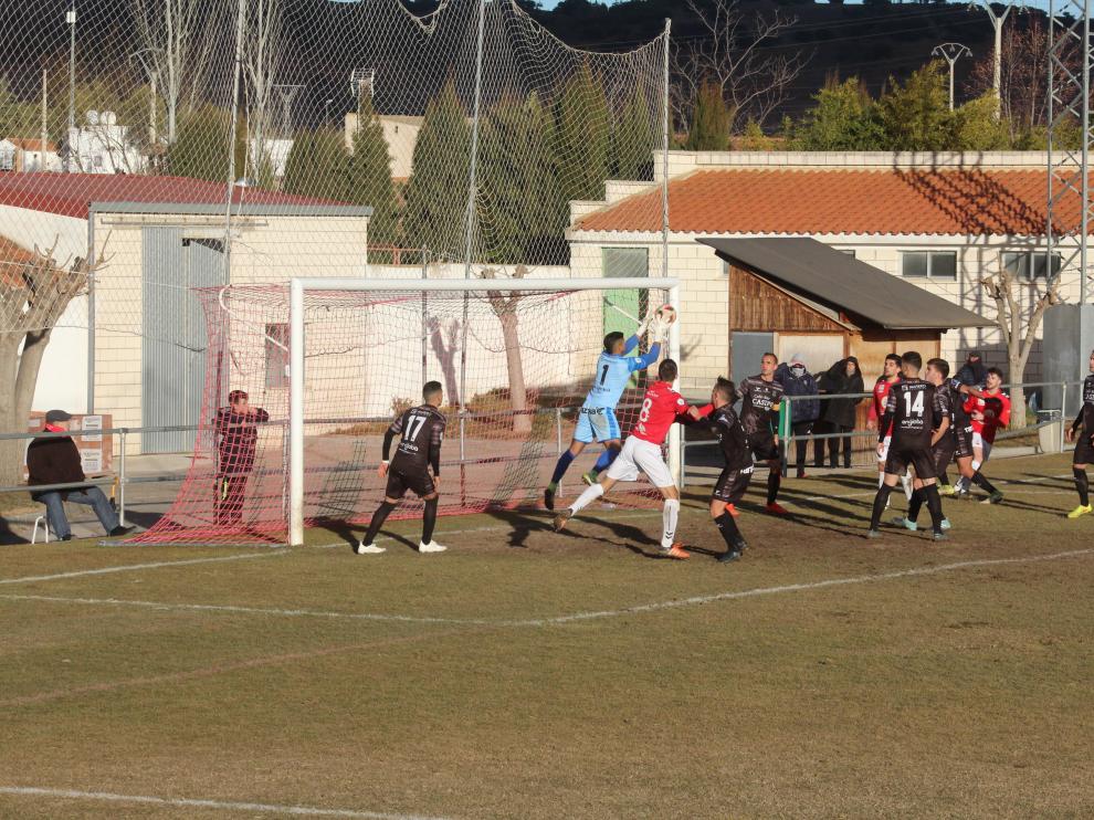 Un lance del partido entre el Calamocha y Tarazona.