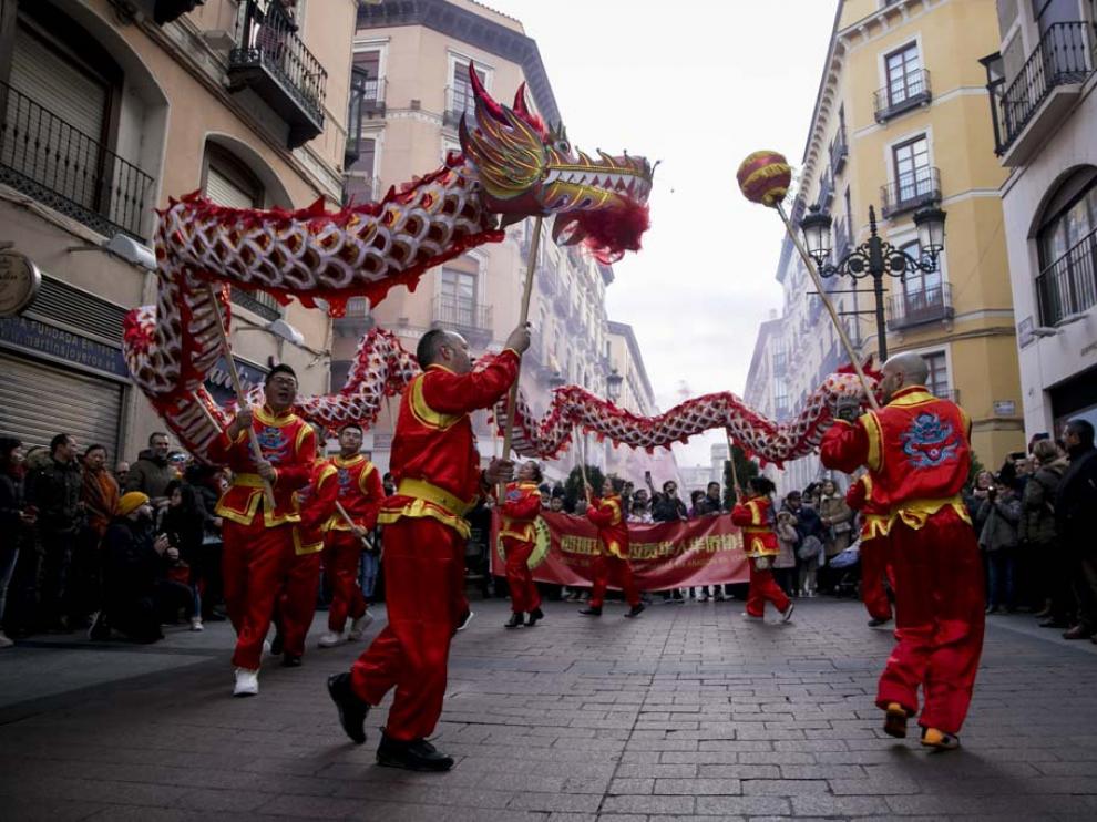 Un dragón gigante ha recorrido las calles de Zaragoza este domingo