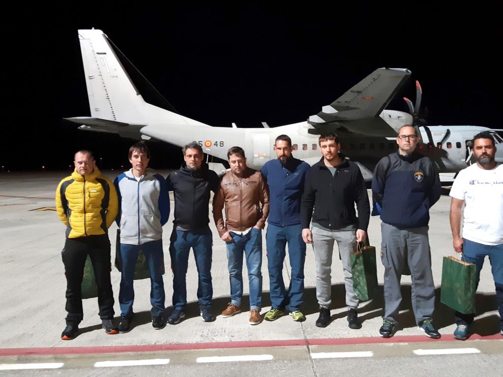 Los ocho integrantes de la Brigada de Salvamento Minero, en el momento de coger el avión en Málaga para regresar a Asturias