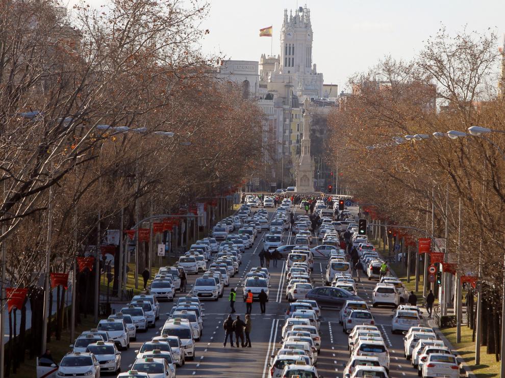 Los taxistas de Madrid bloquean la Castellana