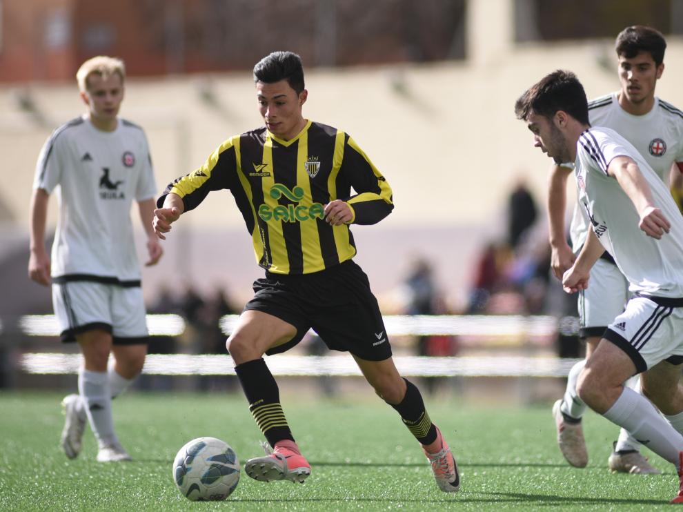 Un jugador del Balsas conduce el balón