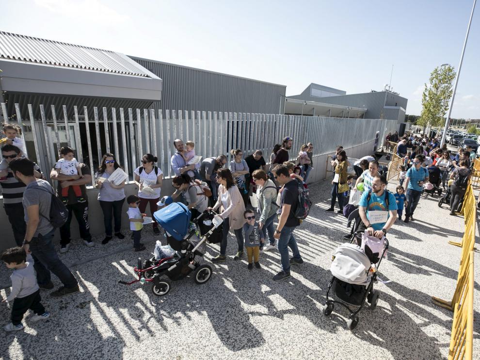 Una de las concentraciones de los padres y madres en a las puertas del colegio Parque Venecia.