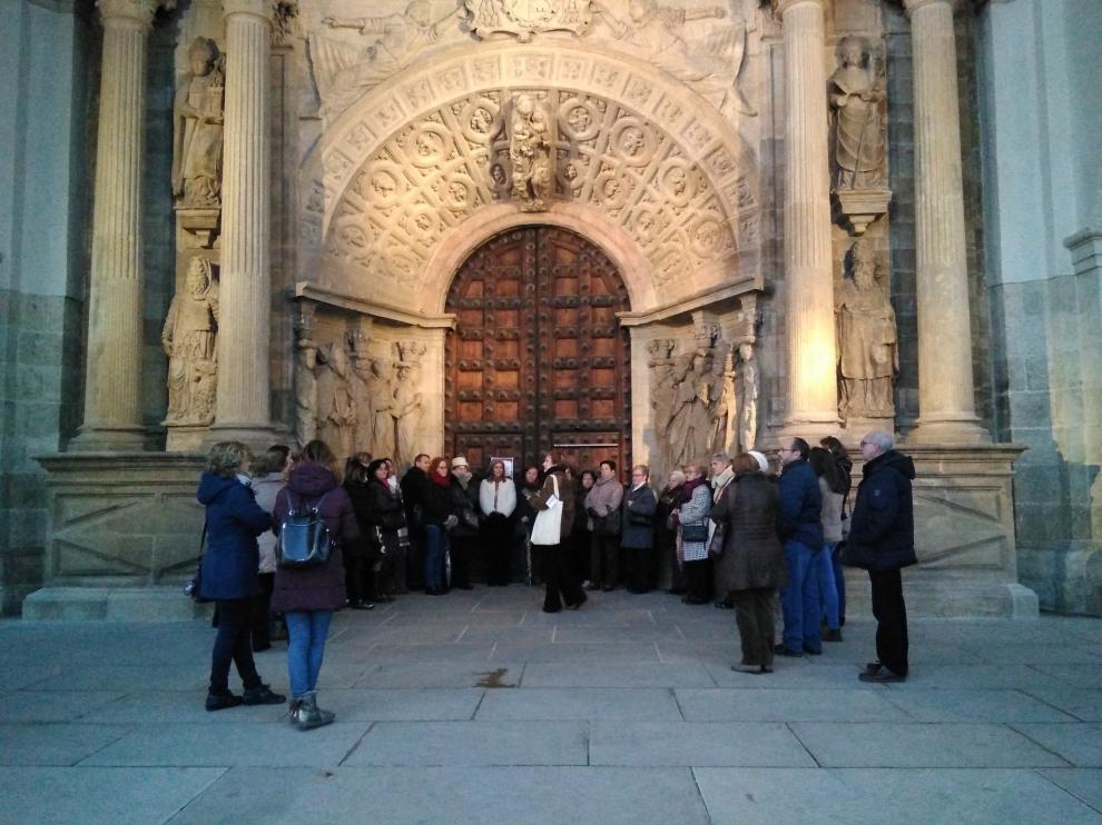 La visita ha hecho una parada en la catedral de Santa María de la Huerta.