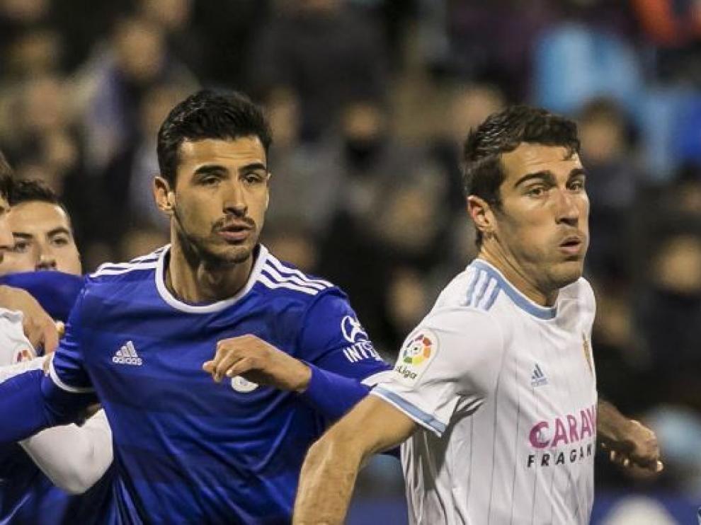 Zapater, este viernes en una acción defensiva ante el Oviedo.