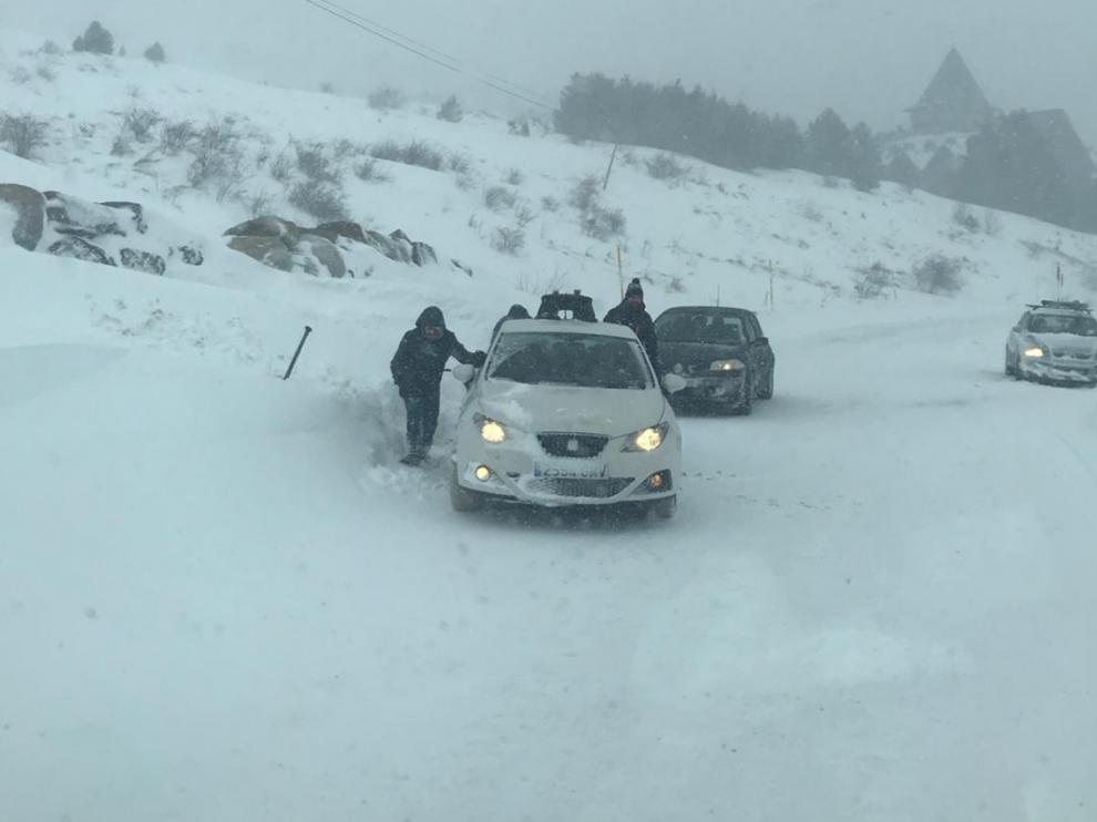 La nieve dificulta la circulación en varias carreteras, entre ellas la A-136 por el valle de Tena, en la imagen