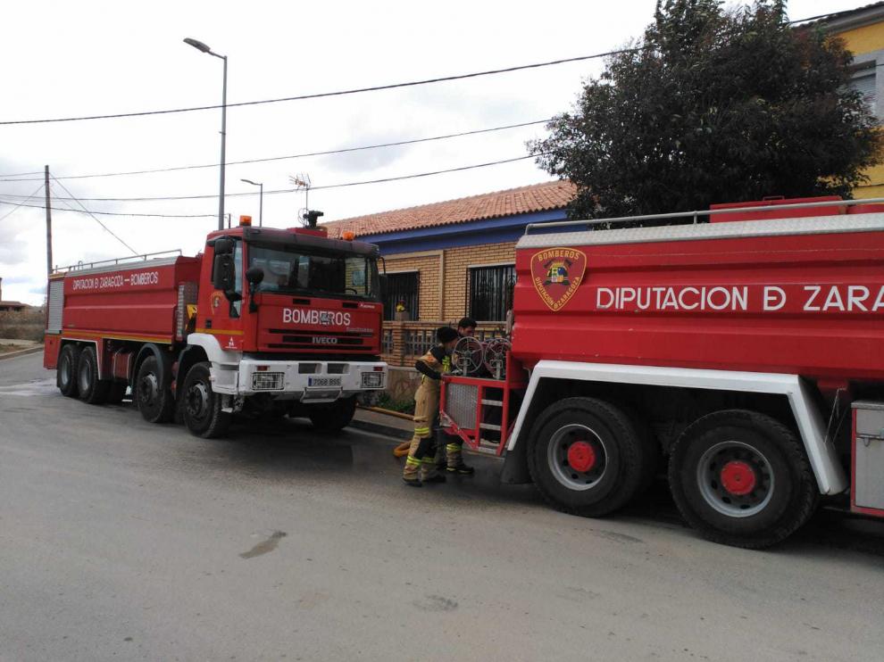 Los bomberos de la DPZ suministran agua a dos barrios de Movera.
