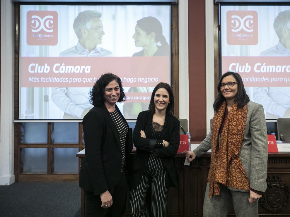 Cristina Aranda, de Intellygenz; junto a Cristina Amoribieta, de Libelium, y María Villarroya, doctora en Computación de la Universidad de Zaragoza.