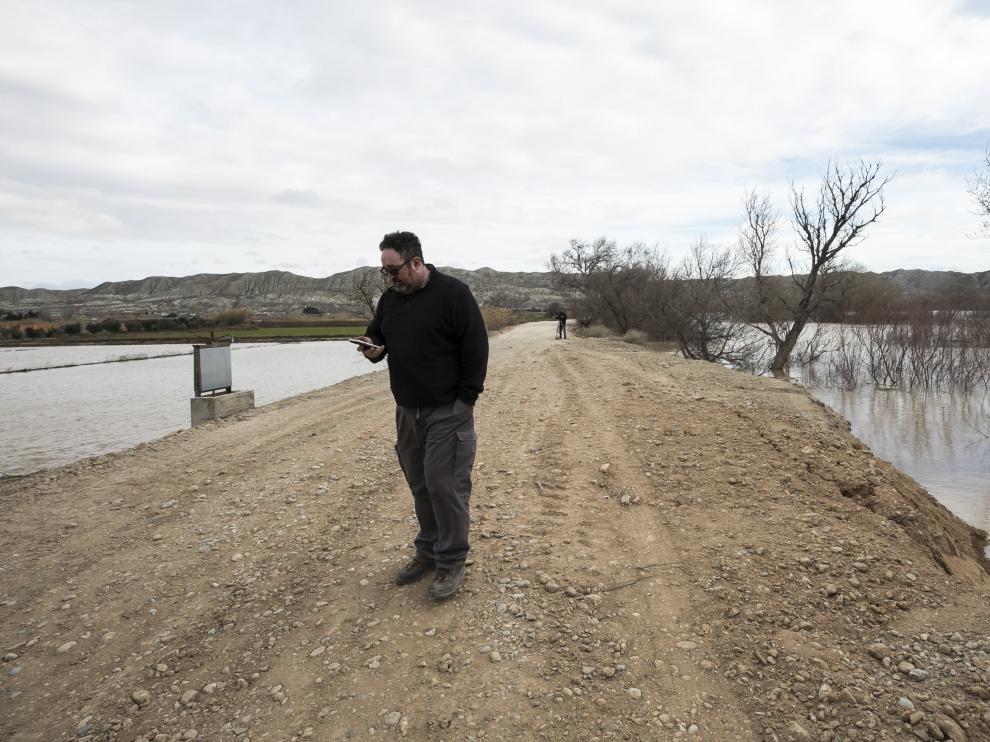 Roberto González, alcalde de Villafranca de Ebro, en la mota que sufrió tres filtraciones.