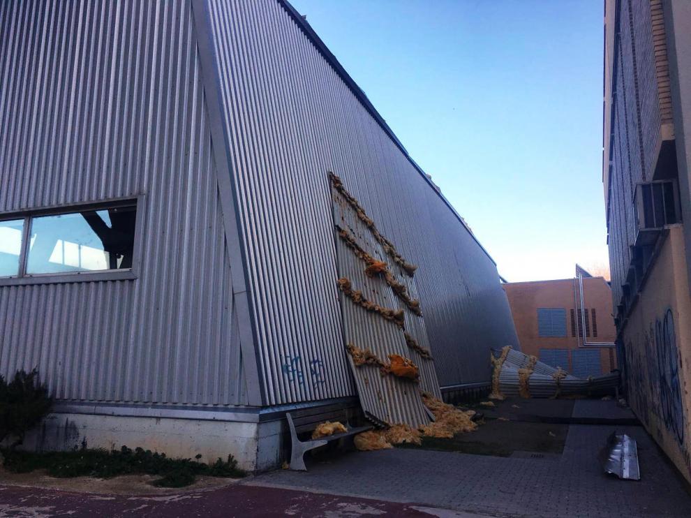 El revestimiento de chapa ha caído entre la piscina y el edificio de Telefónica.