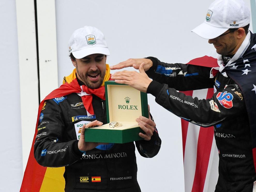 Alonso, con la bandera de España colgada a la espalda