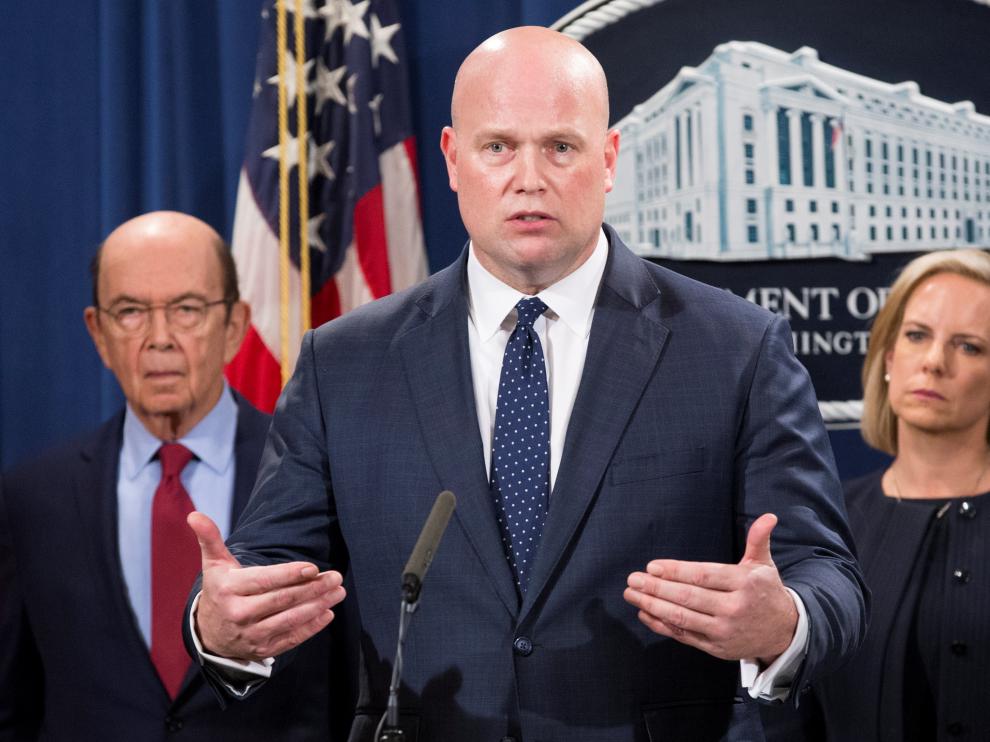 El fiscal general interino Matthew Whitaker habla junto al secretario de comercio, Wilbur Ross, y la secretaria general de seguridad de EE.UU., Kristjen Nielsen.