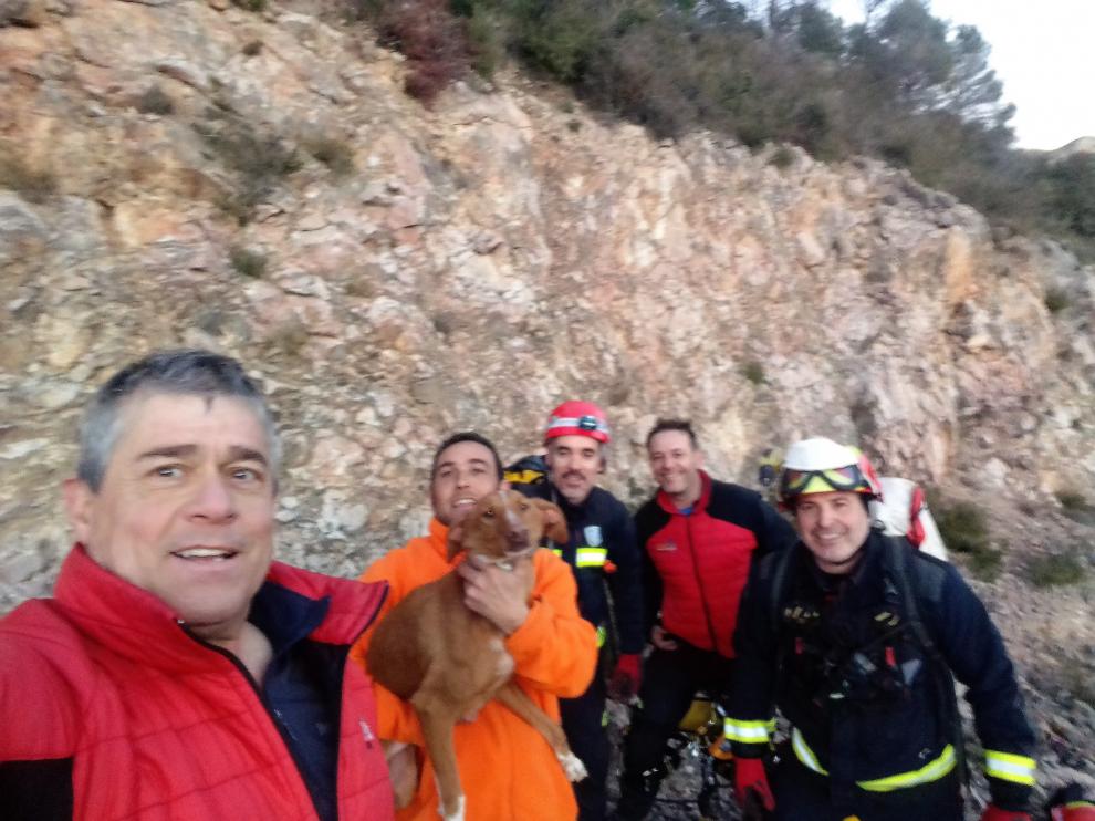Los bomberos se han hecho una foto con Chico y su dueño después del rescate del animal.