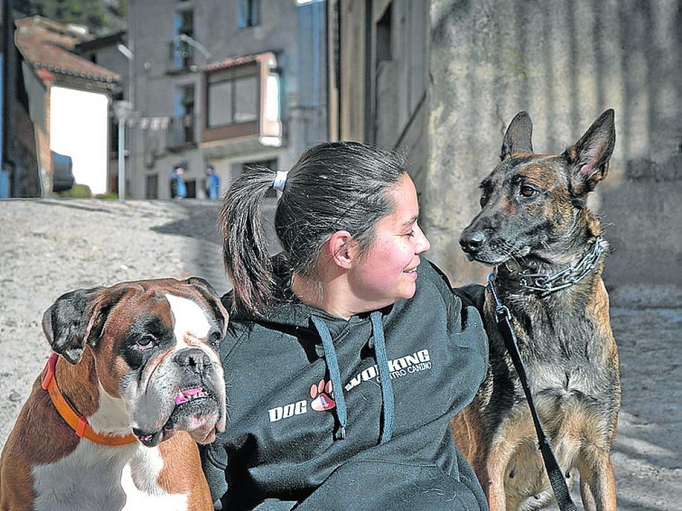 Una de las promotoras del proyecto, junto a dos perros.