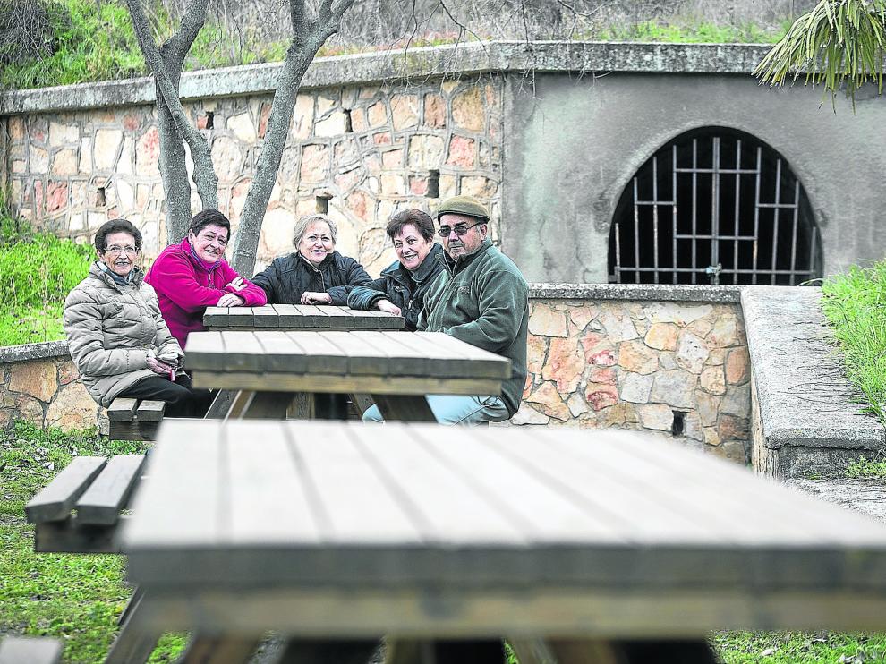 Angelines, Ana María, Marisol, Claribel y Santiago, en el merendero de la Fuente de los Enamorados