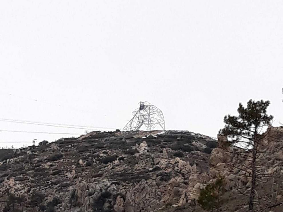 El viento ha partido en dos una de las torres eléctricas instaladas en Aliaga.