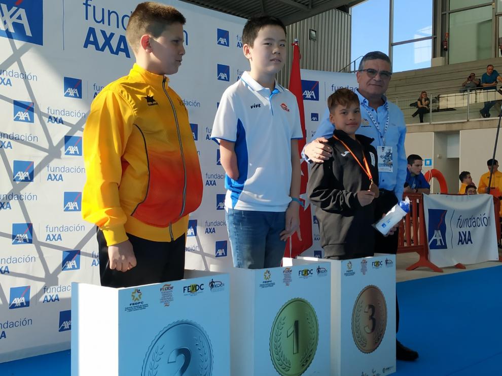 En el centro, Jian Wang Escanilla, tras recibir la medalla de oro en el campeonato nacional.