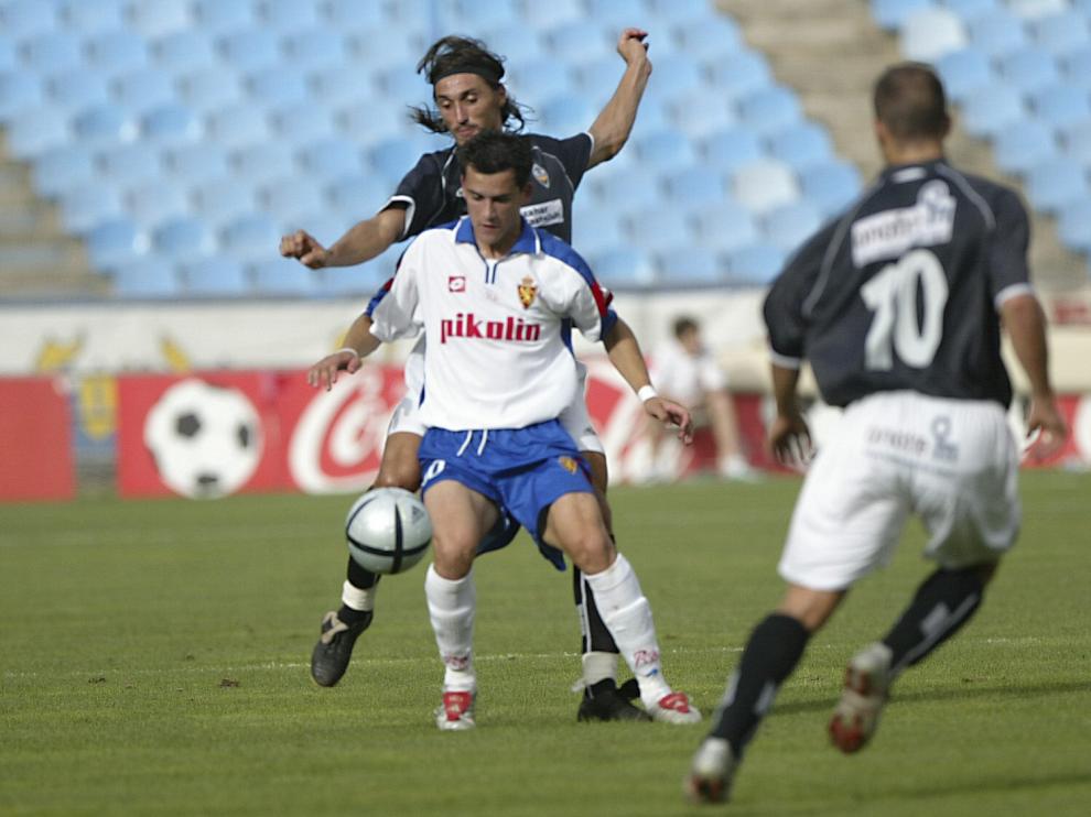 Linares, en su año en el filial del Zaragoza (2004-2005), en un partido contra el Castellón.