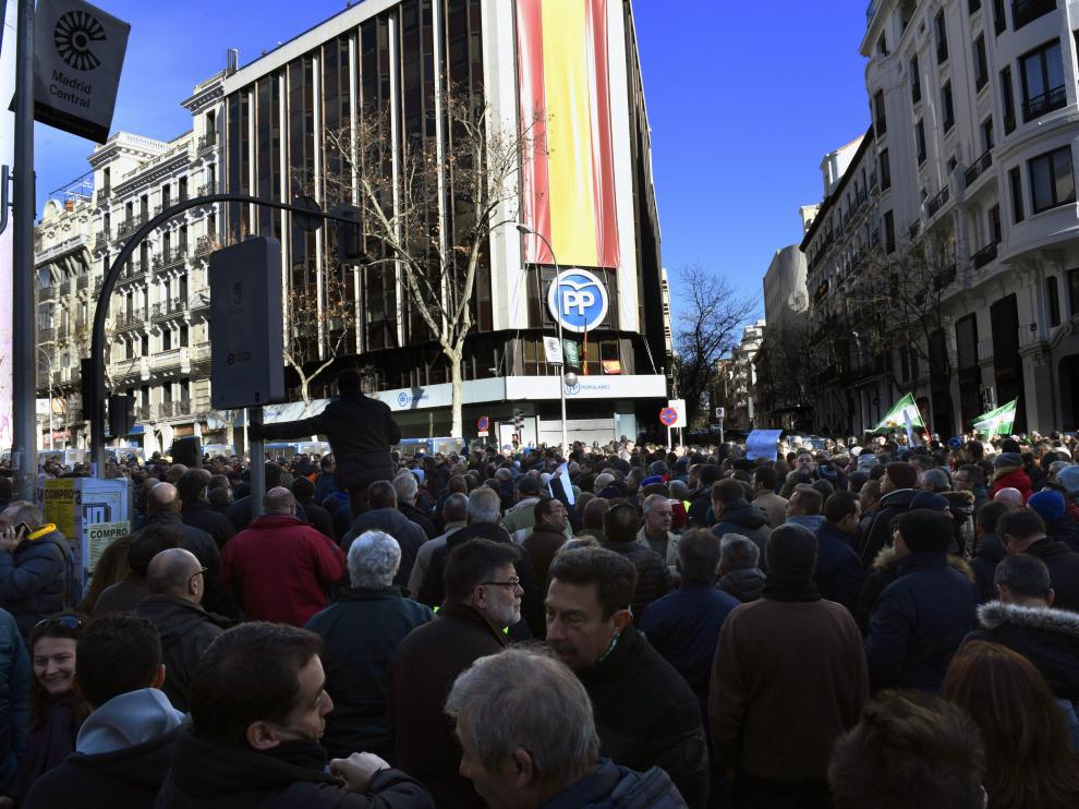 Los taxistas frente a la sede del PP en Madrid.