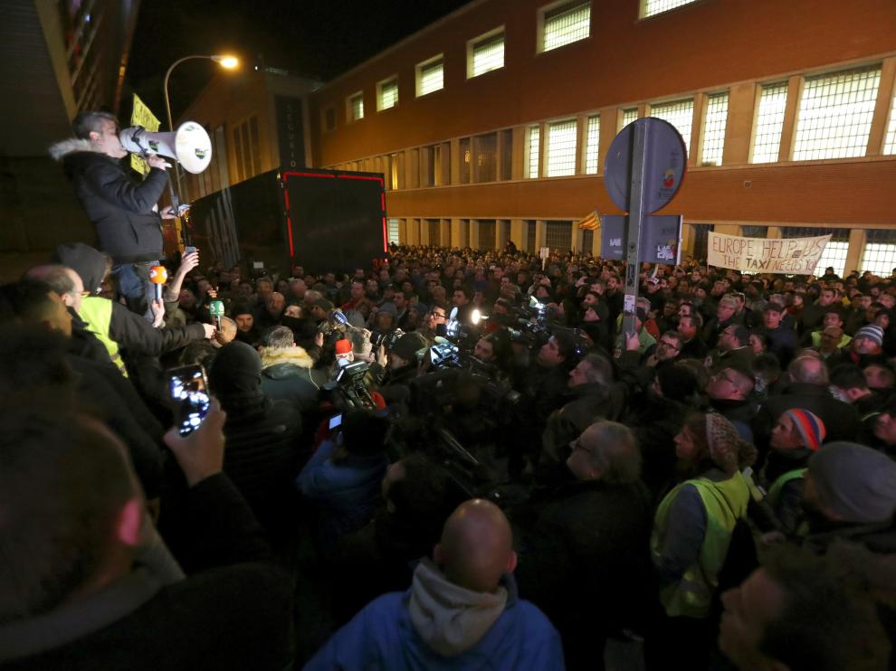 Los taxistas de Madrid llevan su protesta al Palacio de los Deportes.