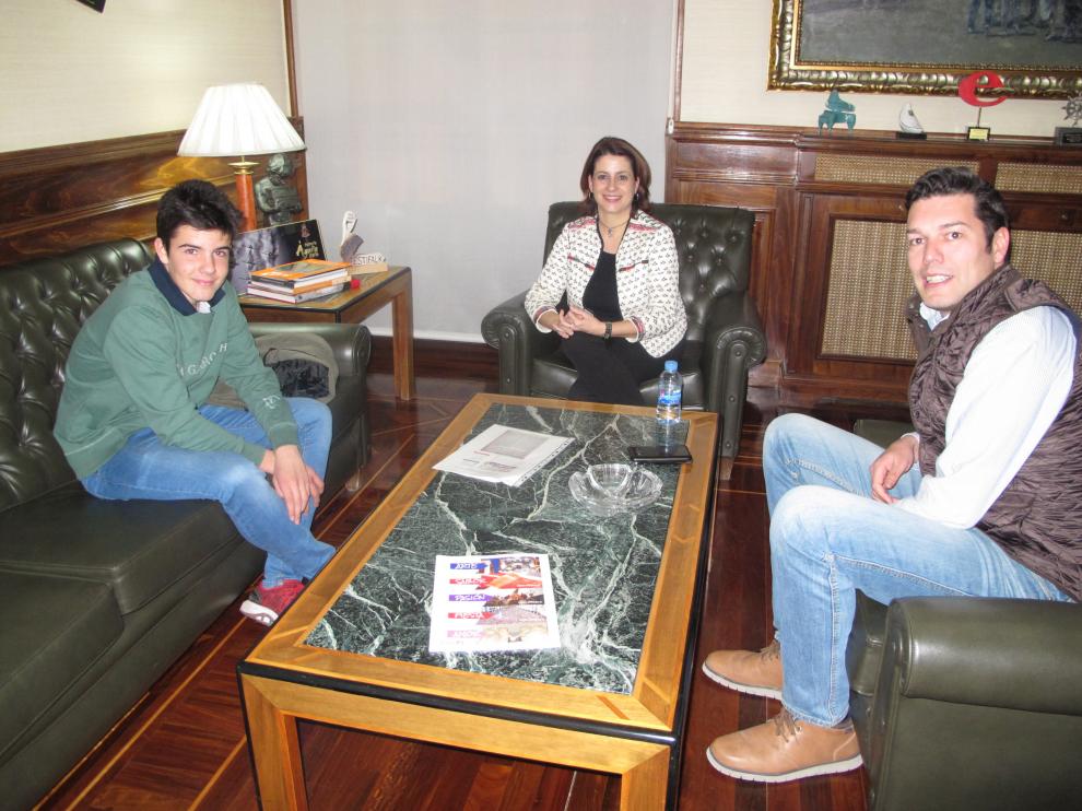 El promotor de la miniplaza de toros de Teruel, con la alcaldesa, Emma Buj, y el concejal de Fiestas, Javier Domingo -a la derecha-.