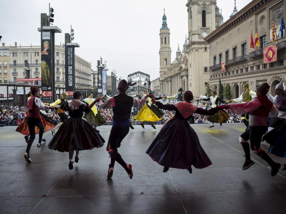 Actuación de jota en las fiestas del Pilar