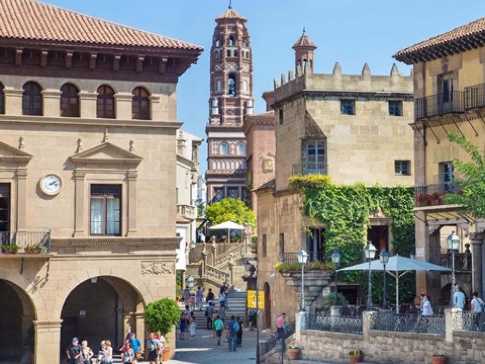 La Torre mudéjar de Utebo, al fondo, en el Pueblo Español de Barcelona