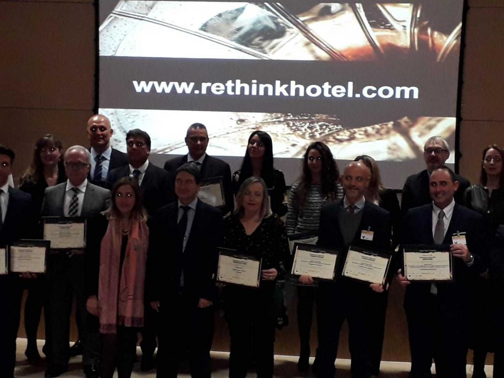 Ana María Puy, abajo el centro de la imagen, con el premio otorgado al hotel Mediodía.