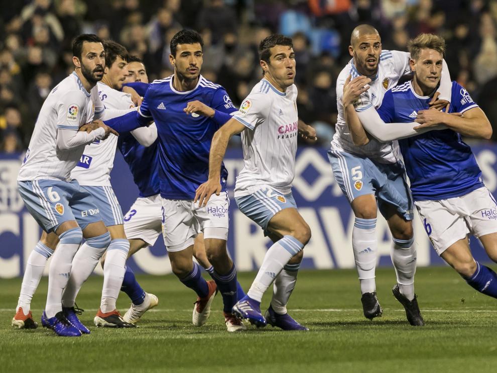 El Zaragoza en posición defensiva contra el Oviedo.
