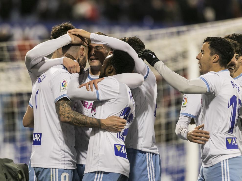 Los jugadores zaragocistas celebran el triunfo frente al Oviedo.