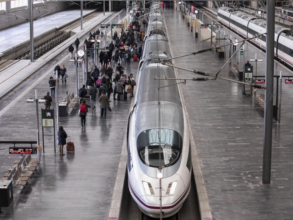 Un tren de alta velocidad Madrid-Barcelona, en la estación de Delicias.