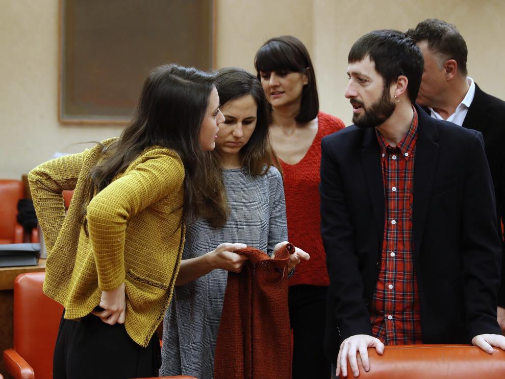 Las diputadas de Podemos Irene Montero e Ione Belarra, este lunes antes de la reunión de la Comisión Permanente en el Congreso.