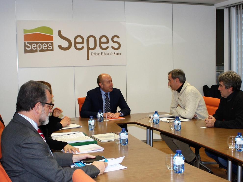 Representantes y técnicos del Ayuntamiento de Binéfar durante la reunión en Madrid con el director general del Sepes.