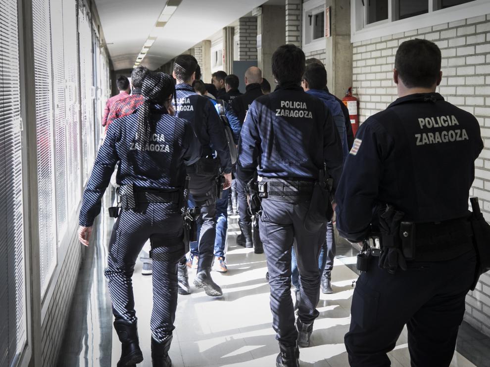 Agentes de la antigua UAPO, ahora URF, con su uniforme habitual, que todavía utilizan.