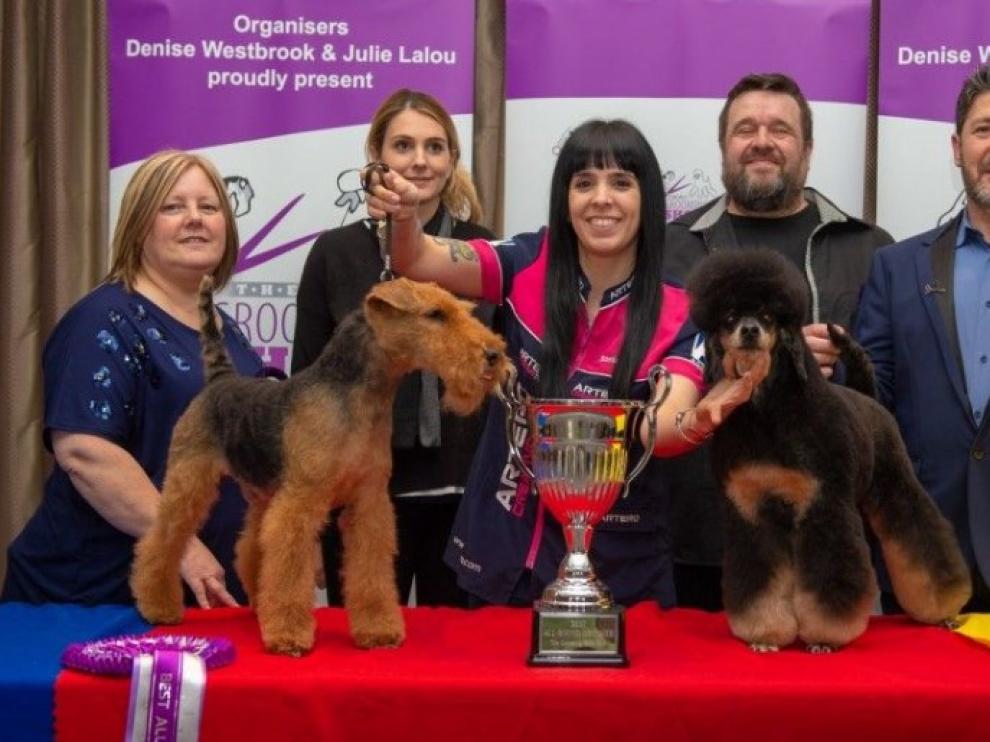 Luengo, con su copa y dos de sus perros en competición.