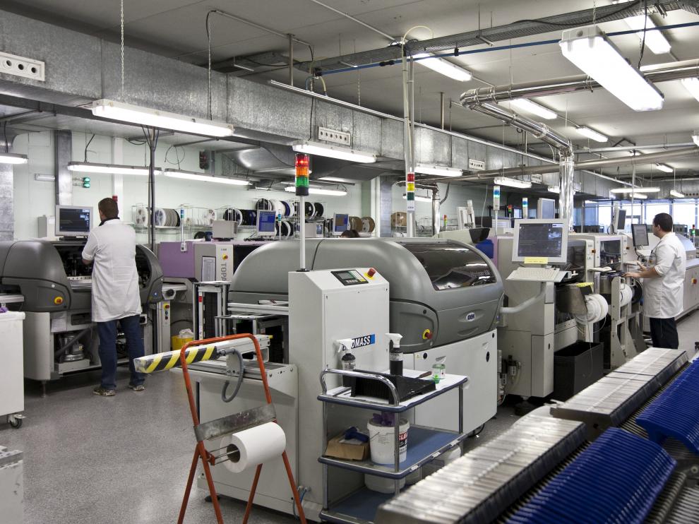 Empleados de Teltronic trabajando en las instalaciones de la planta en Malpica
