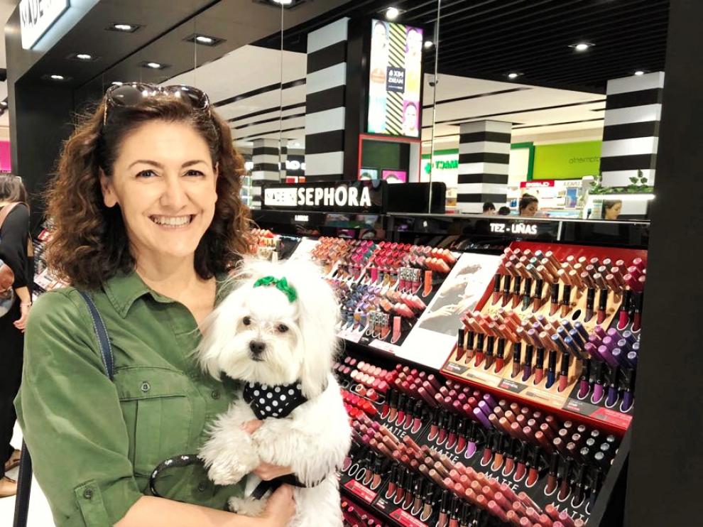 Silvia Porras, impulsora del proyecto 'Tu perro es bienvenido', en la tienda Sephora.