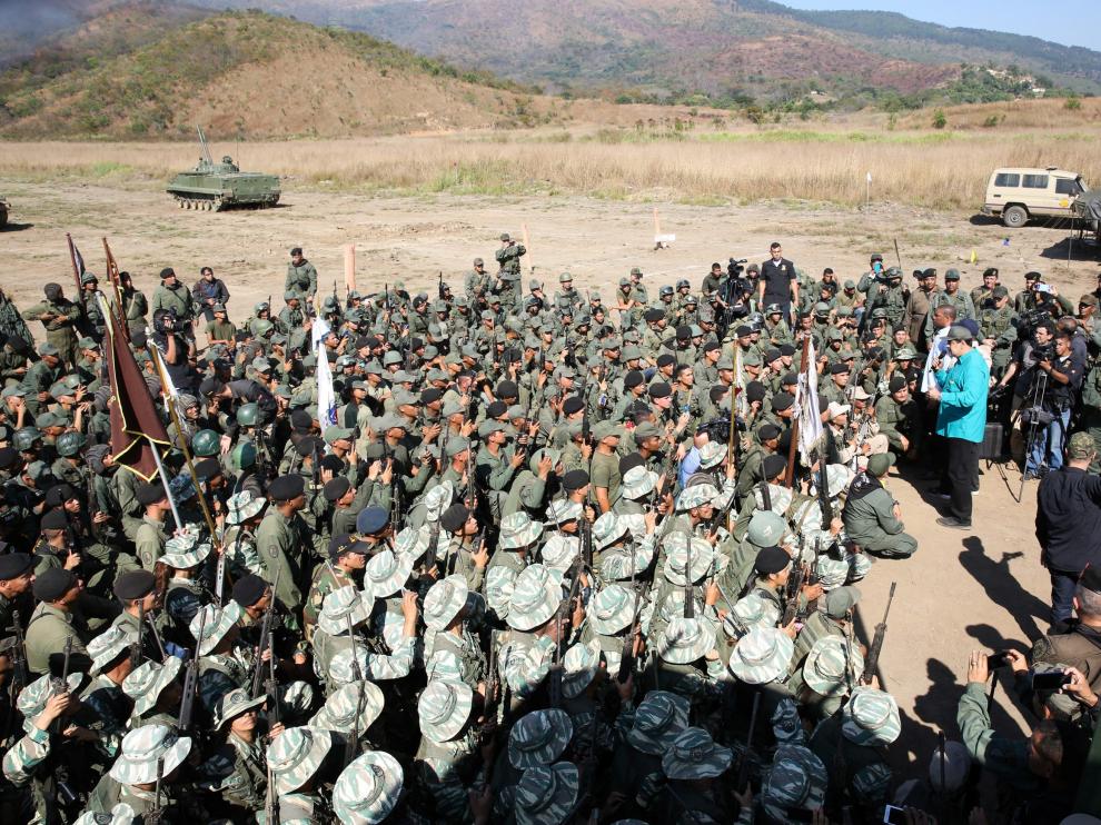 Maduro hablando para un grupo de soldados este domingo.