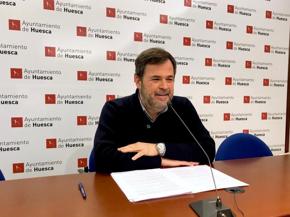 El portavoz de Ciudadanos en el Ayuntamiento de Huesca, José Luis Cadena, explica la moción del plan de retorno.