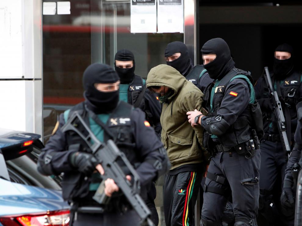 Imagen del arresto de Maroiane B., este martes en un piso de la avenida de Madrid.