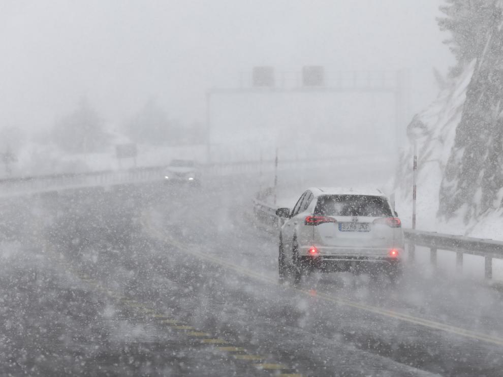 En caso de tener que viajar por obligación, Tráfico aconseja consultar el pronóstico meteorológico y el estado de la circulación de las carreteras.