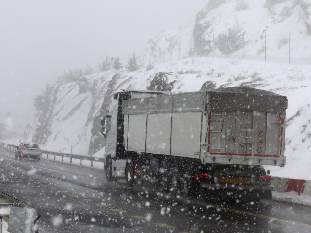 Nieve en Escarrilla, Canfranc y Candanchú este lunes