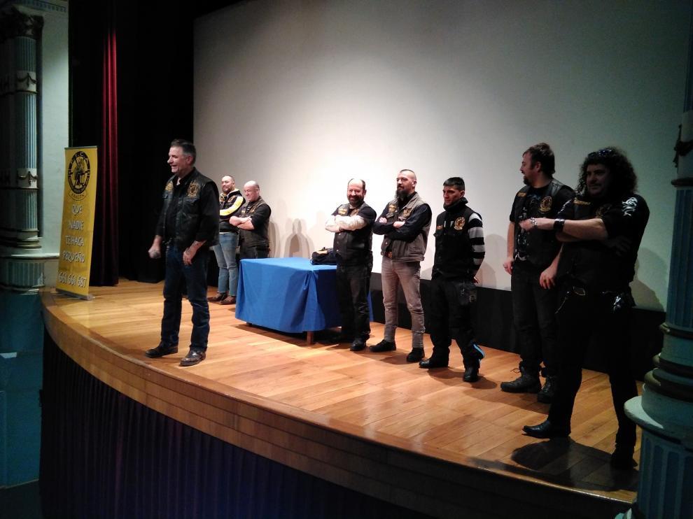 Los moteros de PICA Aragón en el teatro Bellas Artes de Tarazona durante su primera charla.