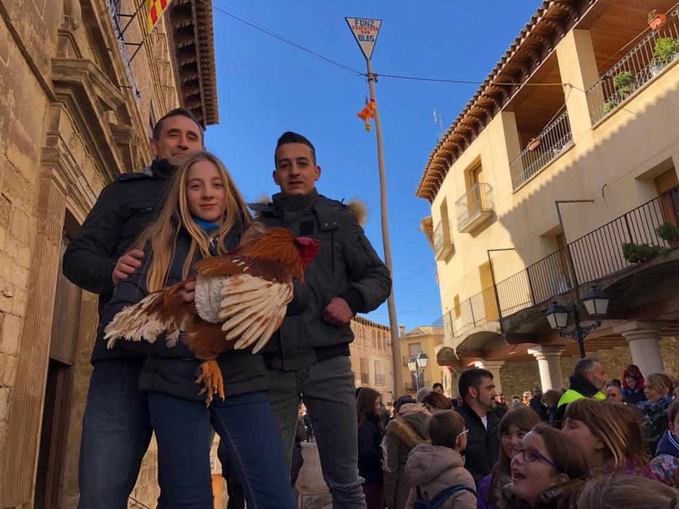 El alcalde de Fonz, José Ferrer, con los ganadores del gallo del año pasado.