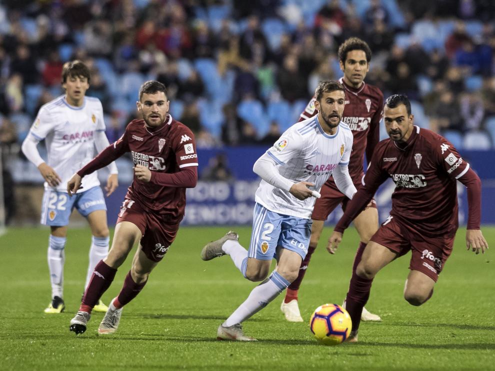 Galán, a la izquierda, durante la última visita del Córdoba al Real Zaragoza.